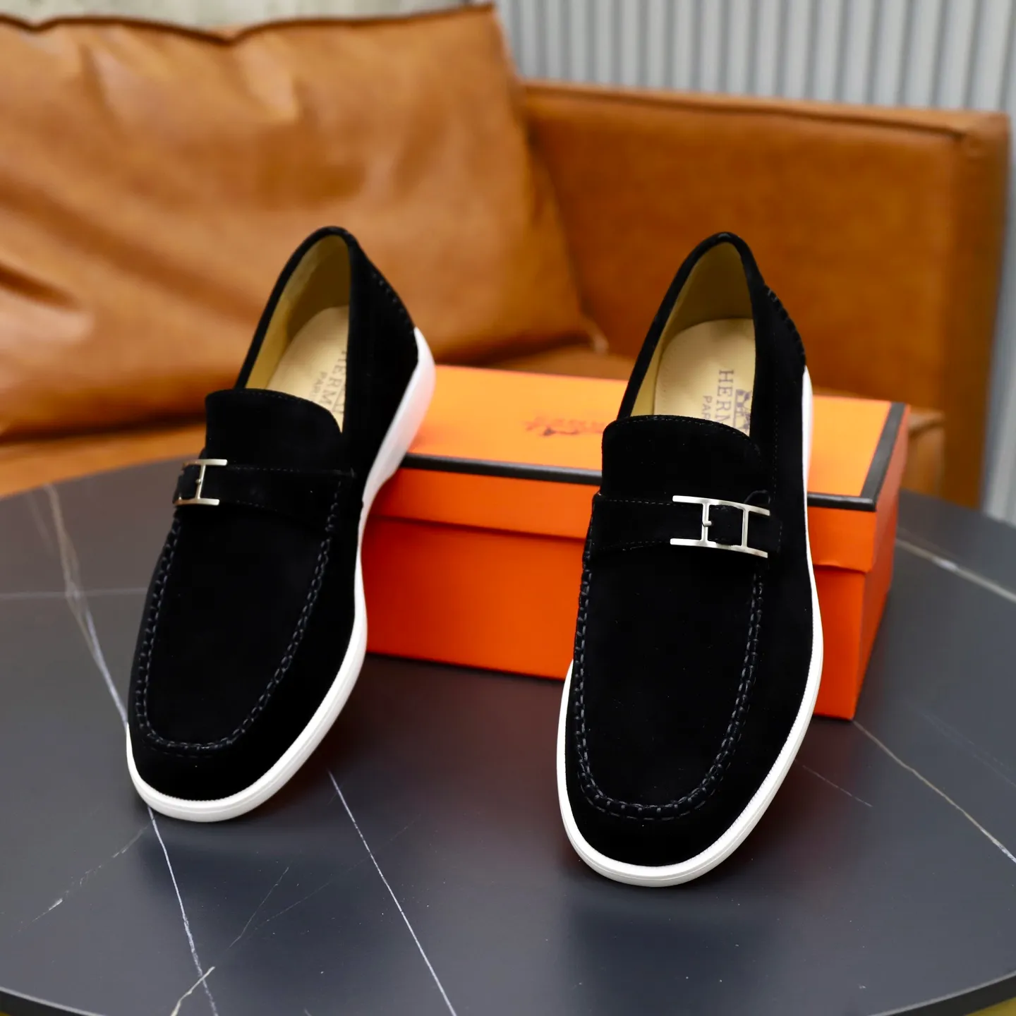Ex-factory price: 540💰Hermès/Hermès slip-on men's shoes. This shoe is made of imported cow suede leather, with simple and smooth lines, and a 3CM rubber foam ultra-light sole combined with aerodynamic design! Youthful and fashionable, H button decoration, contrasting leather embellishment on the heel, calf lining to gently wrap your feet, with embossed logo cowhide feet, leather rock strips, casual and urban style, highlighting youthful vitality, sports and leisure version, super versatile Size number: 38-39-40-41-42-43-44 Standard leather shoe size (45 can be customized but does not support returns)